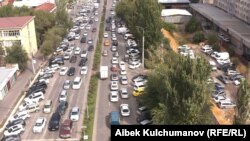 Бишкектин көчөлөрүнүн бириндеги унаалар. Сентябрь, 2025-жыл.