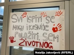 Mesazh i shkruar nga studentëve serbë që bllokuan Fakultetin e Ekonomisë në Suboticë, më 10 dhjetor 2024.