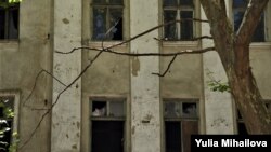 Старинное здание на ул. 31 августа, в самом центре Кишинева, разрушается три десятка лет