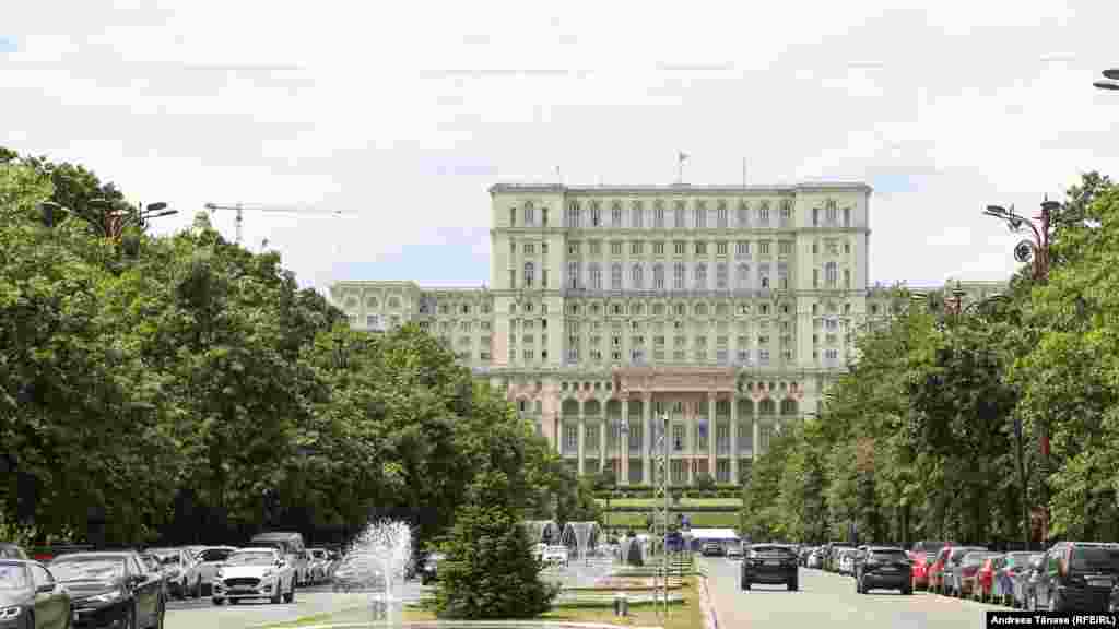 Pentru prima dată în istoria sa, Parlamentul României&nbsp;a organizat, miercuri,&nbsp;30 iunie, o&nbsp;şedinţă solemnă&nbsp;a camerelor reunite pentru comemorarea victimelor Pogromului de la Iaşi.&nbsp;​Într-un mesaj&nbsp;transmis cu o zi înainte de președintele&nbsp;Klaus Iohannis,&nbsp;acesta spune că &bdquo;Ura nedisimulată, violența atroce, disprețul absolut față de demnitatea umană au fost doar o parte din instrumentarul utilizat de autoritățile vremii pentru a pune în practică un plan abominabil &ndash; curățarea orașului de evrei. Peste 13.000 de suflete nevinovate au sfârșit în chinuri groaznice, după ce autoritățile, al căror rol ar fi trebuit să fie unul de protecție, s-au transformat în călăi. Cu o cruzime de nedescris, evreii ieșeni au fost smulși cu forța din case, despărțiți de cei dragi, loviți cu sălbăticie și aruncați apoi în trenurile morții sau uciși de gloanțele mitralierelor." &nbsp;