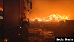 რუსული დრონებით შეტევის შედეგად გამოწვეული ხანძარი ქალაქ ხარკოვში