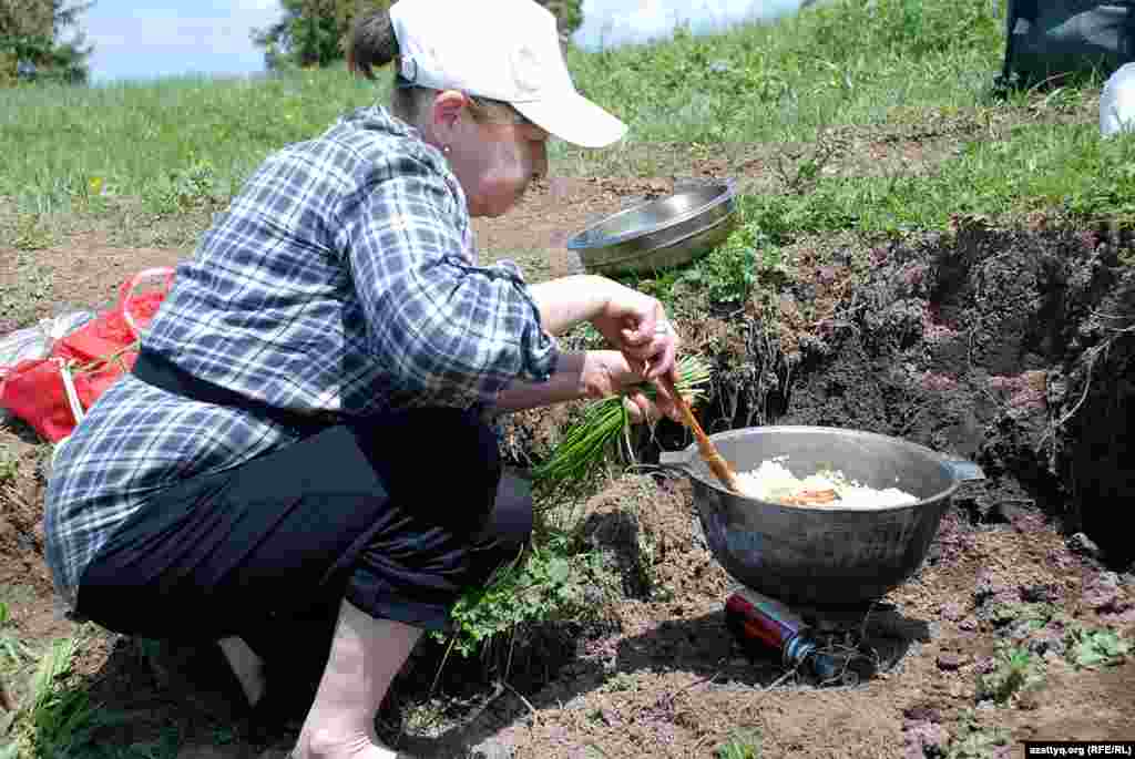 "Көкжайлауды қорғайық" қозғалысының белсендісі&nbsp;Салтанат Сарыбаева палау басып жатыр.