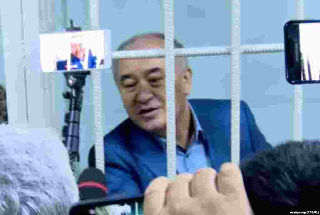 Өмүрбек Текебаев 15-октябрда өтө турган президенттик шайлоого УКМКнын тергөө абагында жатып талапкерлигин койгон. Бирок Боршайком 10-августтагы отурумунда Текебаевди тил сынагына киргизбөө чечимин кабыл алган.&nbsp;