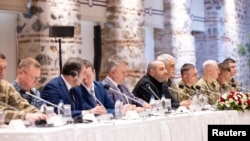 Delegația ucraineană, condusă de ministrul ucrainean al apărării, Rustem Umerov (în centru, în negru), participă la o întâlnire cu oficiali ruși (care nu apar în fotografie) la Istanbul, pe 16 mai 2025.