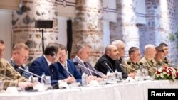 Delegația ucraineană, condusă de ministrul Apărării, Rustem Umerov (centru, în negru), participă la o întâlnire cu oficiali ruși (care nu sunt în imagine), la Istanbul, pe 16 mai.