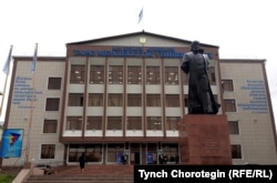 “Тарых-и Рашиди” эмгегинин автору Мырза Мухаммед Хайдардын айкели Тараз мамлекеттик университетинин маңдайында тургузулган. 2019.