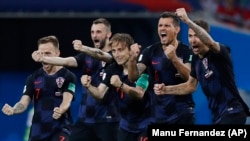 Fotbaliștii croați celebrîndu-și victoria după loviturile de la 11 metri