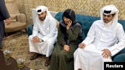 Фэй Холл Кабулдагы Катардын элчилигинде телефондон сүйлөшүп отурат, 2-март, 2025-жыл 