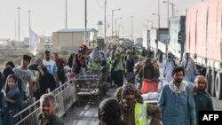 له ایرانه ایستل شوي افغانان د ورېښمو پله له لارې زرنج ته داخلېږي - د جولای ۱۳مې انځور.