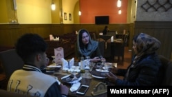 عکس آرشیف: خانواده ها در افغانستان گاهی با هم برای صرف غذا می‌روند. 