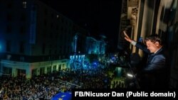 Nicușor Dan salută mulțimea în noaptea de 18 spre 19 mai, după ce a câștigat alegerile prezidențiale din România.