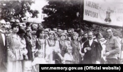 Українська маніфестація у Кам'янці-Подільському на честь Української Народної Республіки. Літо 1920 року