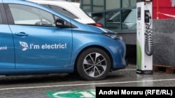 Rețeaua de puncte de încărcare a mașinilor electrice trebuie în continuare extinsă, mai ales în afara orașelor, spune Adrian Sandu. 