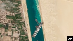 Nava, lungă cât patru terenuri de fotbal, a fost deviată de la traseu și s-a blocat între țărmuri.