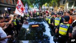 Fanii lui Djokovici au înconjurat o mașină care pleca de la firma de avocatură a sportivului, după decizia de luni a unui judecător care i-a confirmat accesul în țară. Ministrul Imigrației din Australia are cuvântul final cu privire la participarea acestuia la Australian Open. 