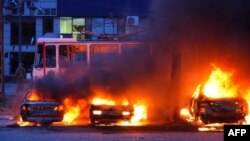 Vehiculele au luat foc în urma unui atac rusesc asupra unui cartier industrial din Zaporojie, Ucraina, 8 ianuarie 2025.