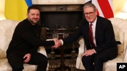 Володимир Зеленський і Кір Стармер під час зустрічі в Лондоні, 1 березня 2025 року