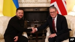 ვოლოდიმირ ზელენსკი (მარცხნივ) და კირ სტარმერი (მარჯვნივ) 