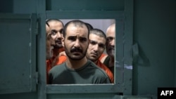 Сириядагы түрмөдө отурган, "Ислам мамлекети" экстремисттик тобунун мүчөлөрү деп шектелген адамдар, 26-октябрь 2019-жыл. 