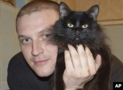 Дмитро Шабанов, асистент з питань безпеки ОБСЄ, який був захоплений проросійськими силами у квітні 2022 року в Луганській області (сімейне фото, надане AP)