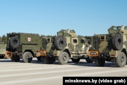 Captură de ecran dintr-un video filmat de agenția „Minsk-Novosti” pe 3 aprilie 2025, pe aerodromul Lipki, lângă Minsk, în timpul repetiției pentru parada de pe 9 mai. În imagine se pot vedea plăcuțe de înmatriculare militare rusești cu codul numeric 39.