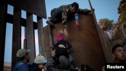 Нелегальные мигранты на границе США и Мексики.