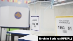 Glasačke kutije na biračkom mjestu u Prištini.