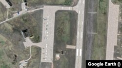 یک تصویر ماهواره‌ای گوگل ارث از سال ۲۰۲۲ پایگاه هوایی روگاچوو را در مجمع‌الجزایر روسی «نووایا زِملیا» نشان می‌دهد که در نزدیکی محل آزمایش موشکی پانکوفو قرار دارد.