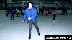 Кыргыз Республикасынын эмгек сиңирген артисти Ырыскелди Осмонкулов "Локомотив" муз майданында. 7-январь, 2015-ж. Бишкек.