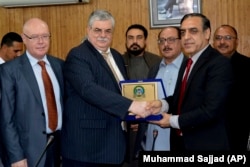 د خیبر پښتونخوا د سوداګرو ټولنې پخوانی مشر زاهدالله شینواری د پاکستان لپاره د ماسکو له سفیر سره ګوري: انځور فبروري ۱۹، کال ۲۰۱۸