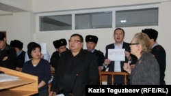 Ермек Нарымбаев пен Серікжан Мәмбеталин судья Марал Жарылғасоваға қарсылық білдіріп тұр. Алматы, 8 қаңтар 2016 жыл.
