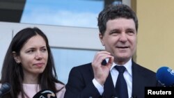 Nicușor Dan, alături de partenera sa Mirabela Grădinaru, vorbind presei la ieșirea de la secția de votare, în Făgăraș, 18 mai 2025