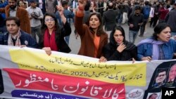 خبریالان په اسلام اباد کې د مظاهرې په حال کې - انځور له ارشيفه 