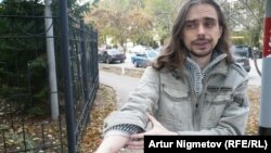 Дмитрий Щелоков, активист движения "За свободный Интернет", показывает журналистам синяки на руках. Уральск, 18 октября 2010.