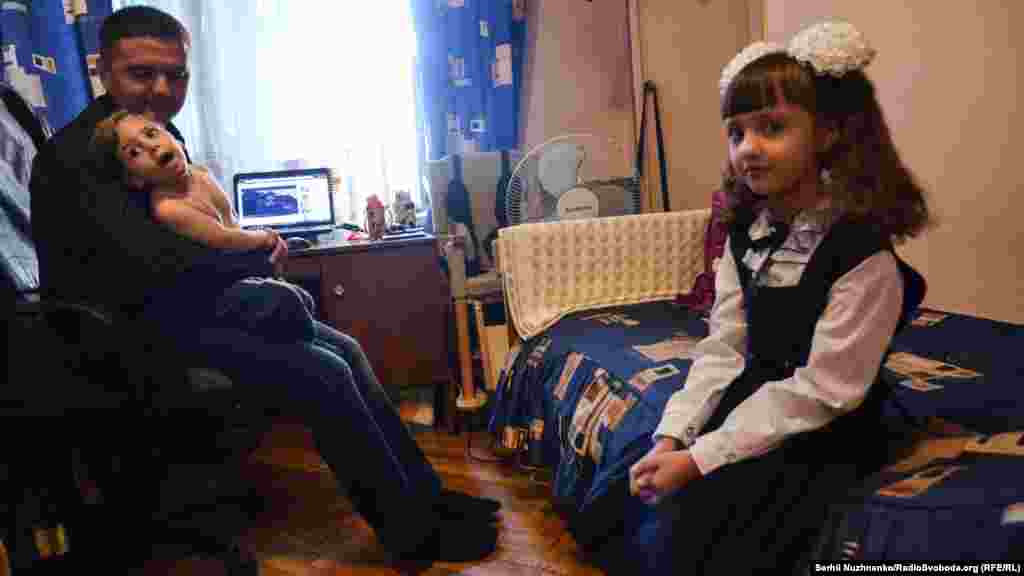 Сім'я Водінових виїхала з Антрацита (Луганська область) у березні 2015 року. З того часу Даша Водінова, її батьки і брат Богдан разом живуть в одній кімнаті київського готелю