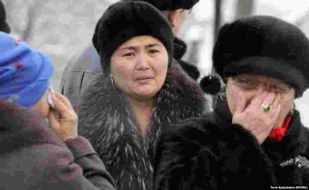 Кырсыктан жабыркагандарга элден жардам чогултулган. Өкмөттүн маалыматы боюнча, ӨКМдин атайын эсебине 102 млн 160 миң 180 сом түшкөн.