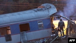 Treni i shkatërruar pas sulmit.