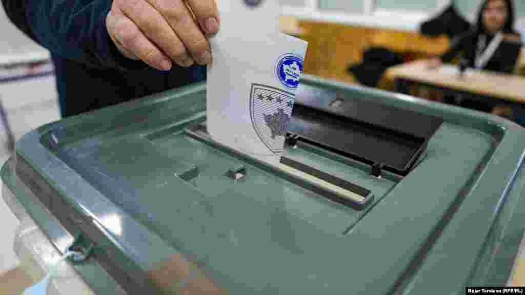 Balotazhi sot do të zhvillohet në 18 nga 38 komuna sa ka vendi, pasi këto komuna nuk arritën ta zgjedhin kryetarin në rundin e parë të zgjedhjeve lokale më 12 tetor.