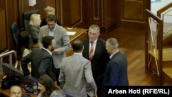 Nenad Rashiq me deputetë tjerë të Kuvendit të Kosovës.