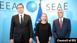 Dijalog u zastoju: Predsednici Srbije Aleksandar VUčić (levo) i Hashim Thaci (desno) sa visokom predstavnicom EU Federicom Mogherini (u sredini)