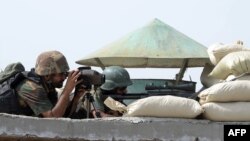 د پاکستاني پوځ سرتېري په ميرامشاه کې په مورچه کې ناست دي (انځور له ارشيفه)