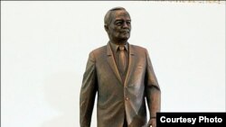 Памятник Каримову.