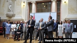 Poslanici opozicije u holu Parlamenta