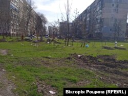 Мешканці Маріуполя ховають сусідів у дворах житлових будинків. Квітень 2022 року