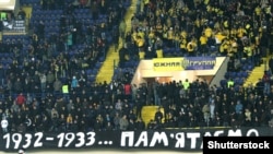 Вболівальники харківського «Металіста» розгорнули банер в пам'ять про жертв Голодомору-геноциду 1932-1933 років під час футбольного матчу з донецьким «Металургом». Харків, 27 листопада 2010 року