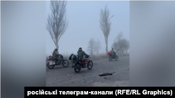 Російські військові на мотоциклах в'їжджають, як заявлено, у Покровськ. Кадр із відео, поширеного у російських телеграм-каналах 10 листопада