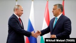 Орусиянын президенти Владимир Путин жана Венгриянын премьер-министри Виктор Орбан. 2017-жылдагы сүрөт. 