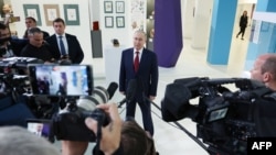 Президент России Владимир Путин общается с журналистами в образовательном центре «Сириус» в Сочи 19 мая 2025 г. после телефонного разговора с президентом США Дональдом Трампом. Фото распространено российским государственным агентством Sputnik