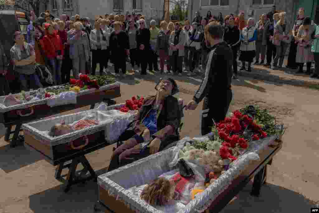 13 апрельдә Сумы шәһәренә Русия һөҗүме нәтиҗәсендә һәлак булган гаиләне җирләү. 11 яшьлек Максим Мартыненко, аның әнисе Наталья һәм әтисе Мыкола белән туганнары, дуслары хушлаша. Әлеге һөҗүмдә барлыгы 35 кеше һәлак булды.