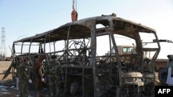 د طالبانو حکومتي سرتېري او چارواکي په هرات کې د پېښې ښکار شوي بس جاج اخلي - د اګست ۲۰مې انځور.